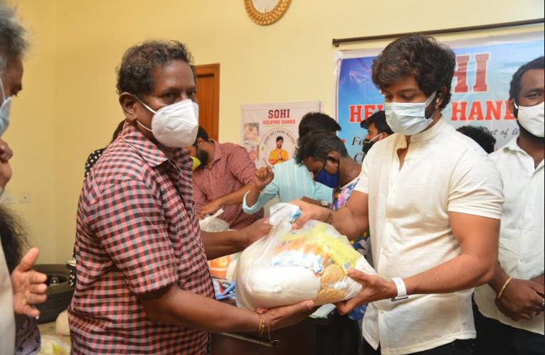 sohel-supplies-essentials-to-cine-workers-2.jpg
