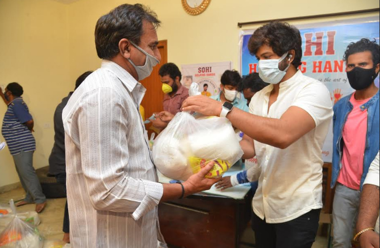sohel-supplies-essentials-to-cine-workers-3.jpg