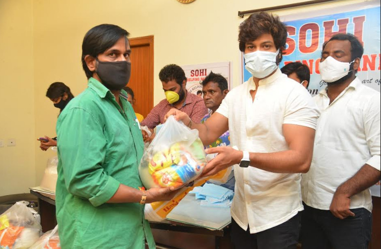 sohel-supplies-essentials-to-cine-workers-4.jpg