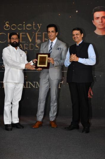 sonu-sood-win-the-prestigious-nations-pride-award-2.jpg