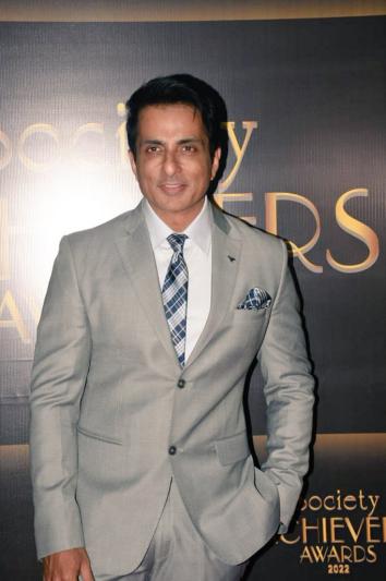 sonu-sood-win-the-prestigious-nations-pride-award-6.jpg