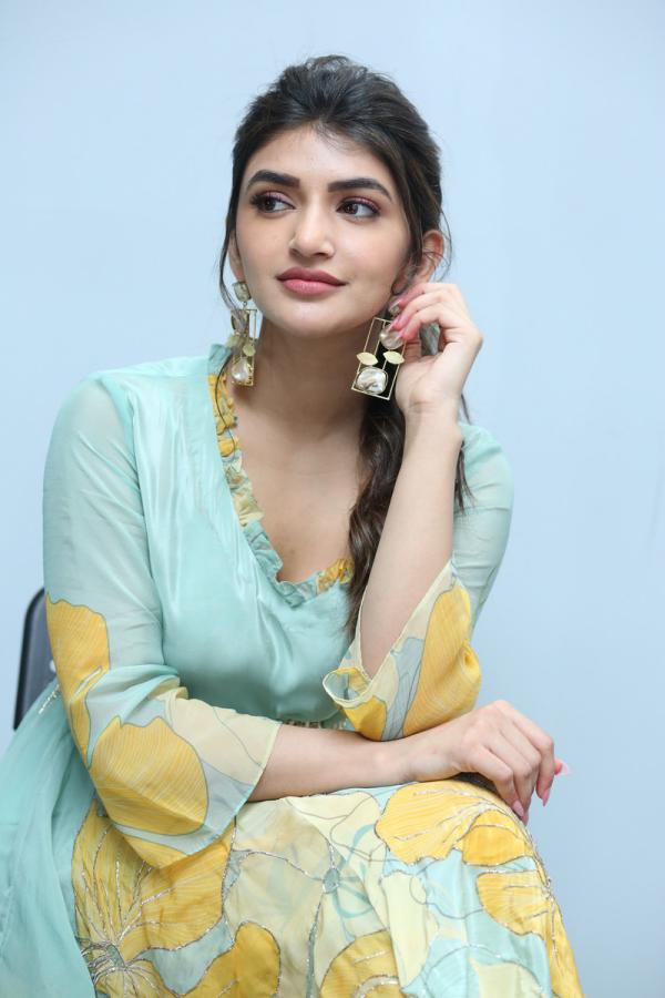 sree-leela-new-stills-5.jpg