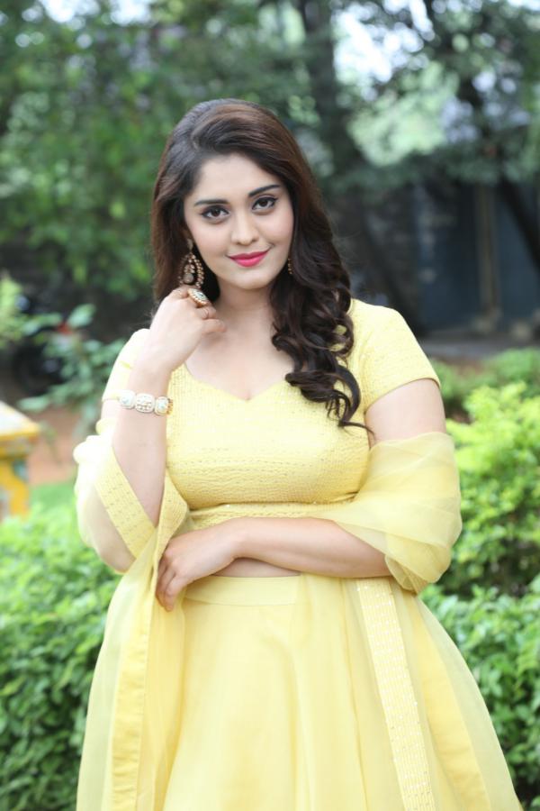 surabhi-stills-11.jpg
