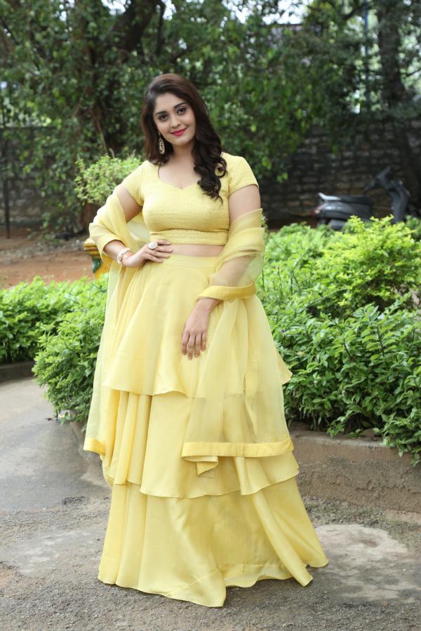 surabhi-stills-16.jpg