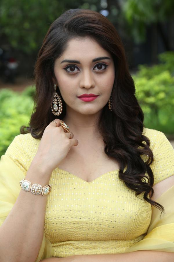 surabhi-stills-5.jpg