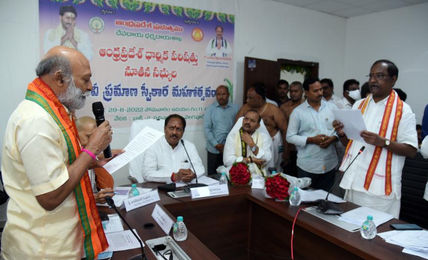 swearing-ceremony-of-members-of-ap-dharmika-parishad-3.jpg