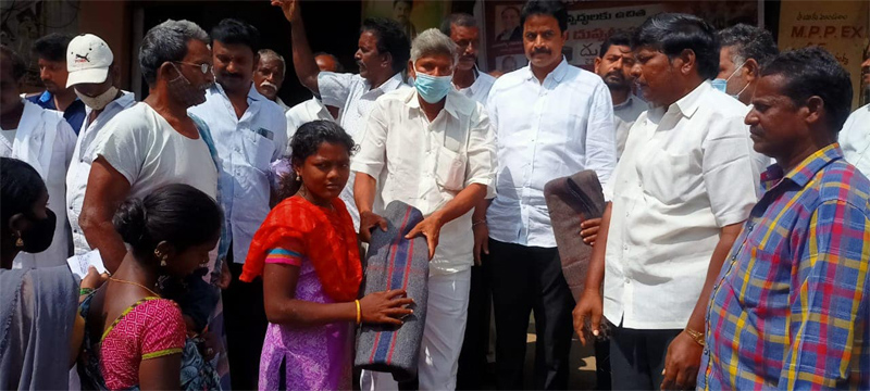 tana-distributes-blankets-in-duvva-village-2.jpg