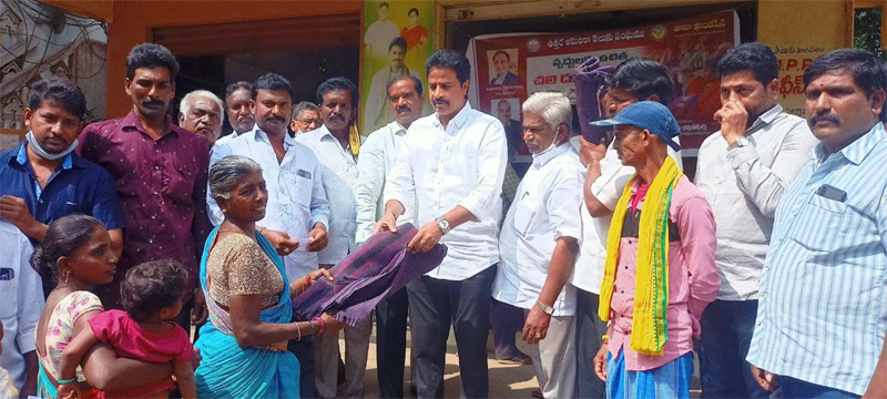 tana-distributes-blankets-in-duvva-village-3.jpg