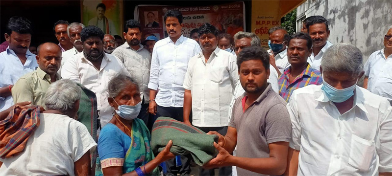 tana-distributes-blankets-in-duvva-village-4.jpg