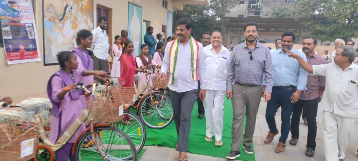tana-foundation-donates-bicycles-to-students-5-dec-2022-6.jpg