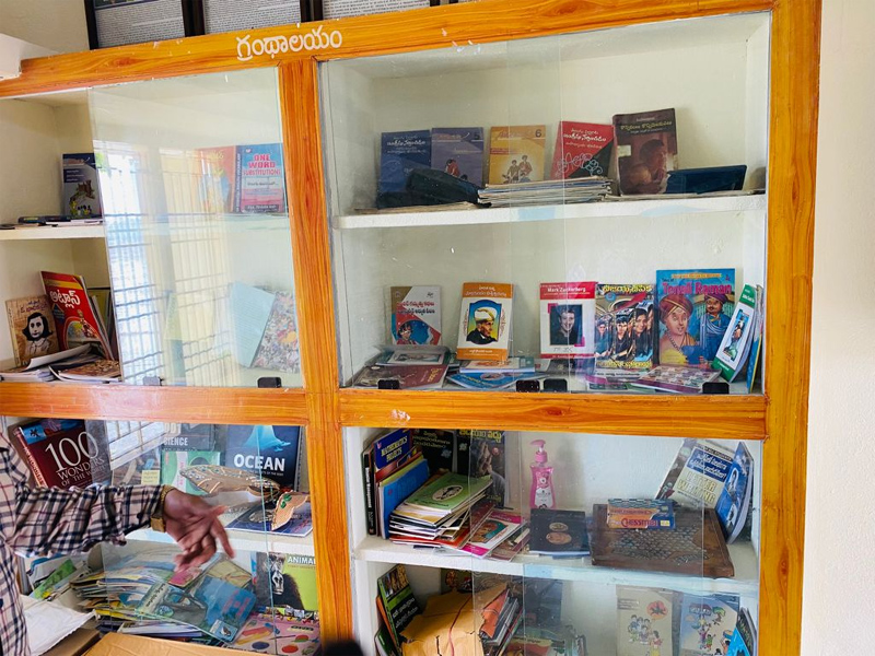 tana-foundation-donates-books-in-vedurumudi-4-jan-2022-2.jpg