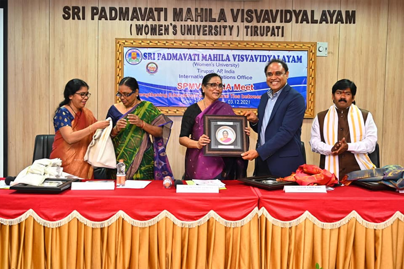 tana-pustaka-mahodyamam-in-padmavati-mahila-university-6.jpg
