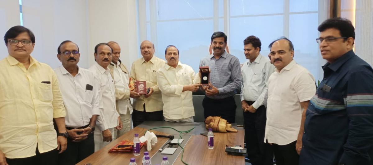 td-janardhan-meets-tana-president-niranjan-srugavarapu-4.jpg