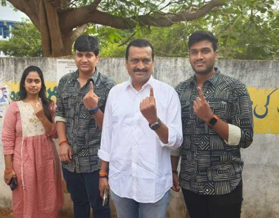 tollywood-celebrities-cast-their-vote-in-ts-elections-12.jpg