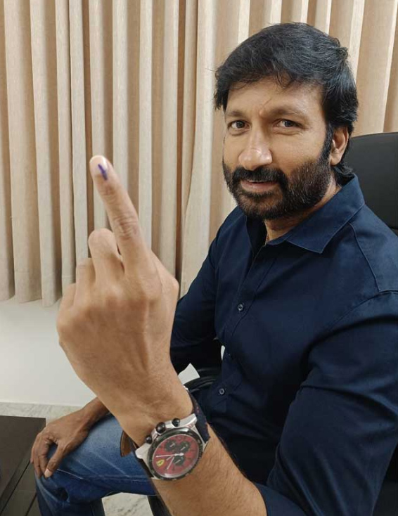 tollywood-celebrities-cast-their-vote-in-ts-elections-13.jpg