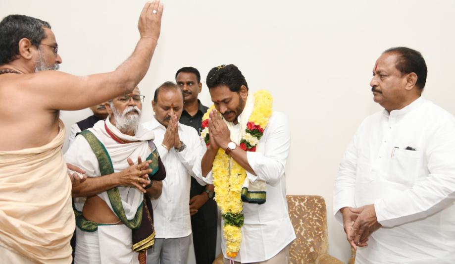 ttd-and-durga-temple-priests-blessed-cm-ys-jagan-10.jpg