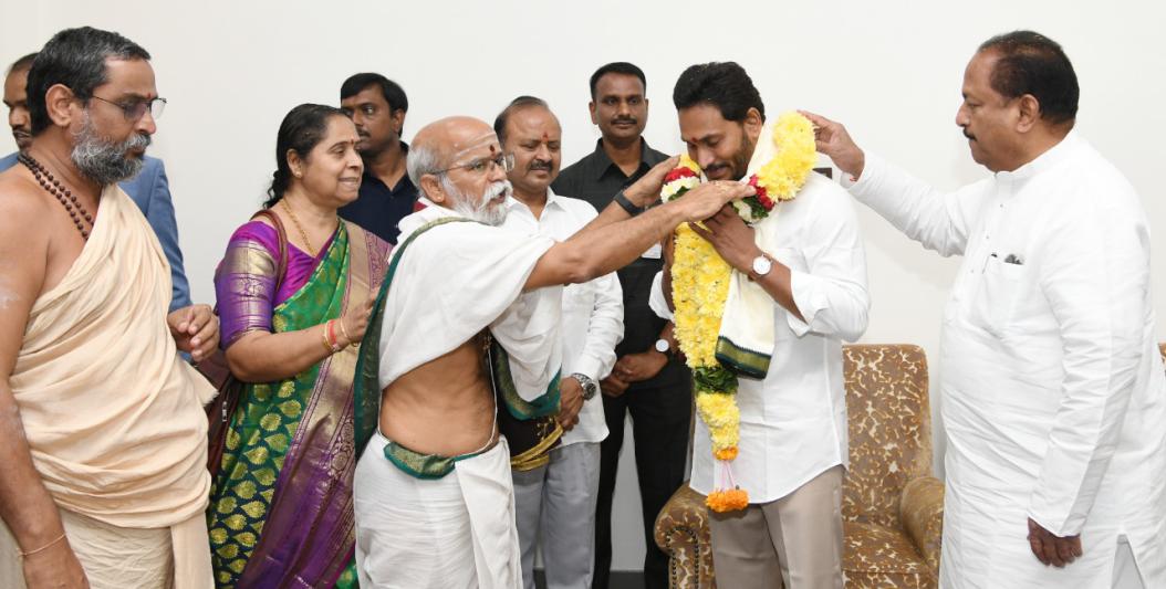 ttd-and-durga-temple-priests-blessed-cm-ys-jagan-11.jpg