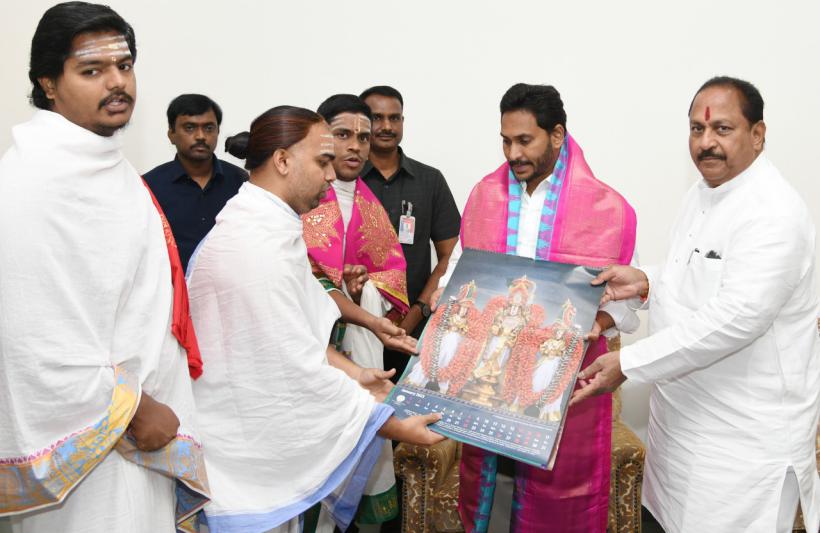 ttd-and-durga-temple-priests-blessed-cm-ys-jagan-2.jpg