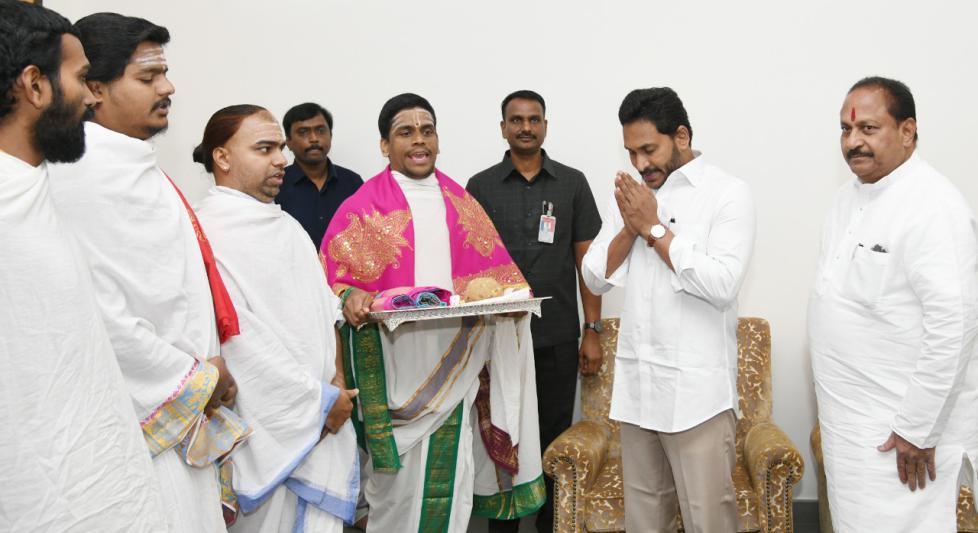 ttd-and-durga-temple-priests-blessed-cm-ys-jagan-3.jpg