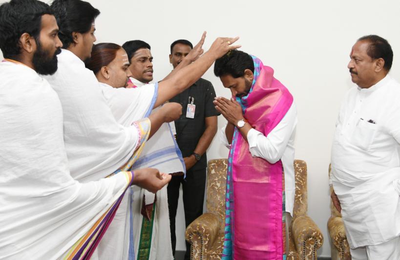 ttd-and-durga-temple-priests-blessed-cm-ys-jagan-4.jpg