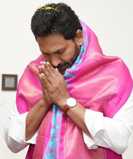 ttd-and-durga-temple-priests-blessed-cm-ys-jagan-5.jpg