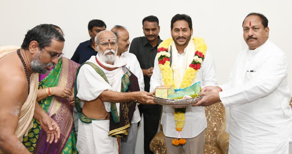 ttd-and-durga-temple-priests-blessed-cm-ys-jagan-8.jpg