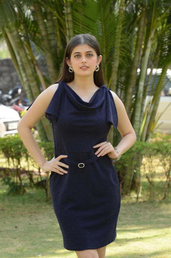 urvi-singh-stills-10.jpg