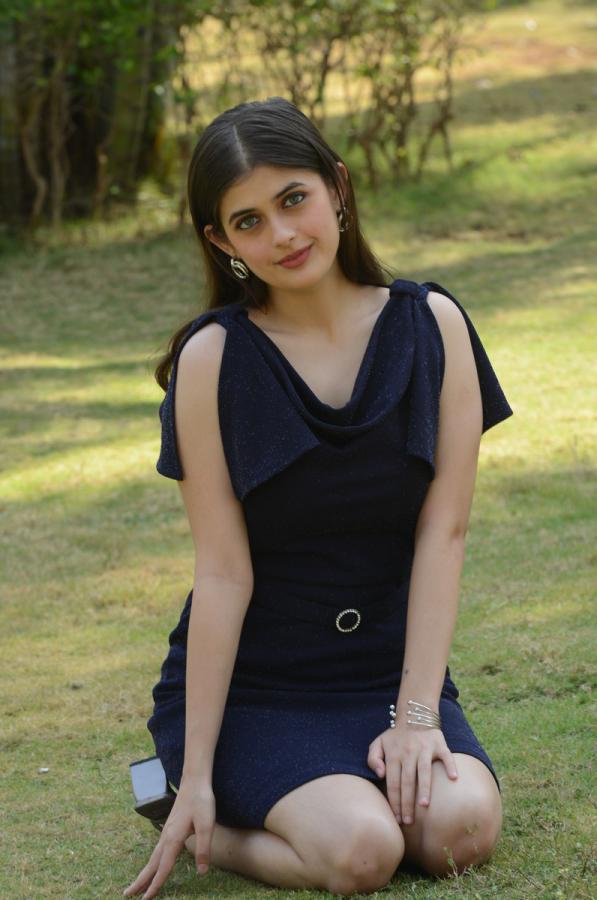 urvi-singh-stills-13.jpg