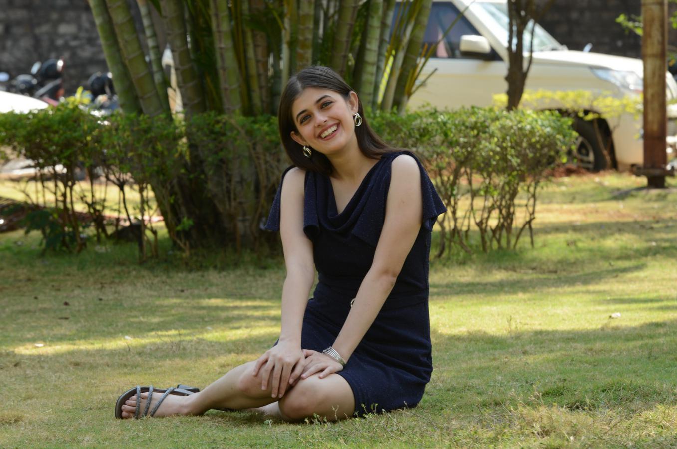 urvi-singh-stills-14.jpg