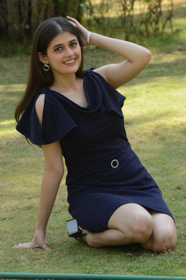urvi-singh-stills-16.jpg