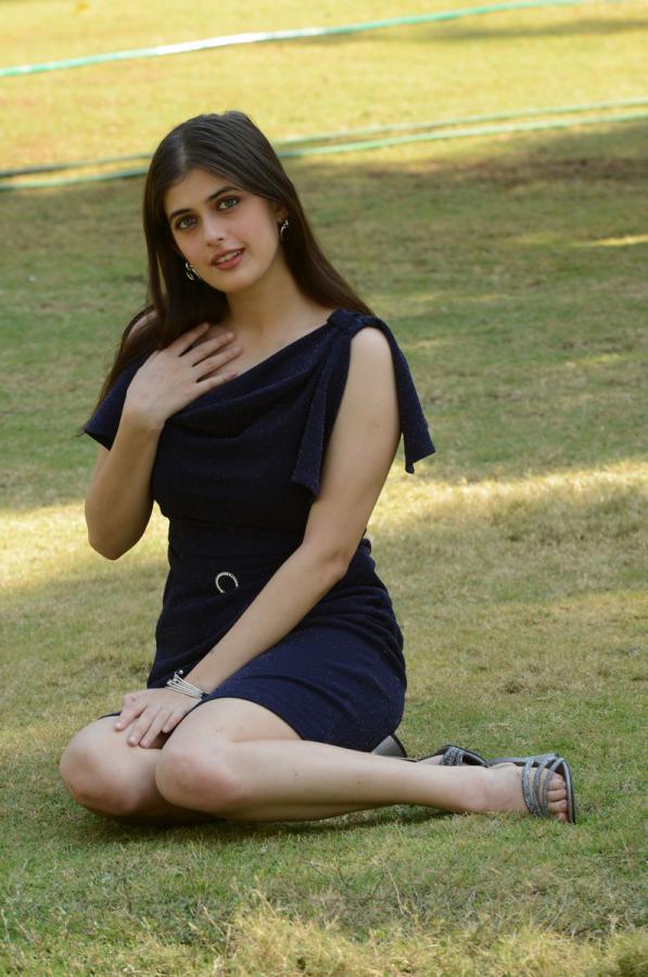 urvi-singh-stills-17.jpg