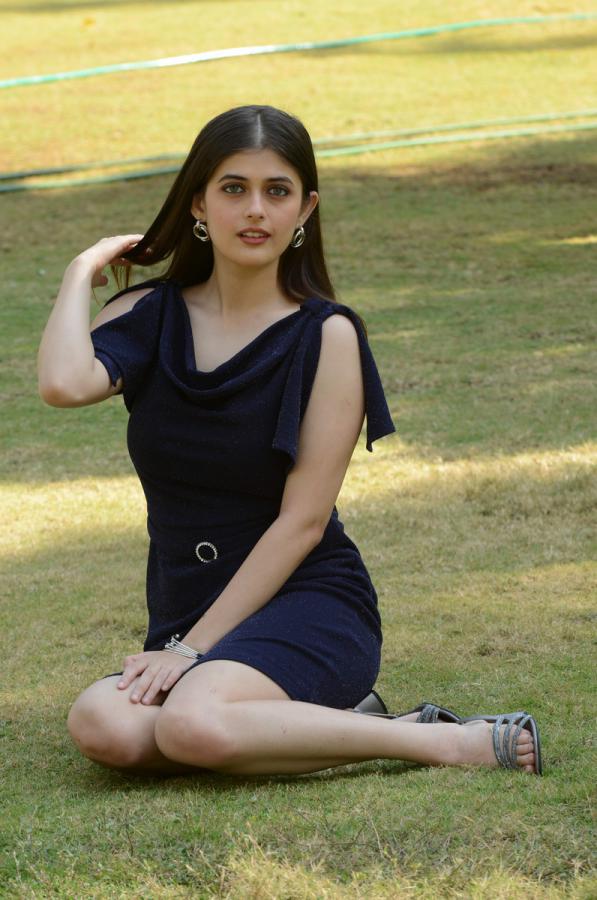 urvi-singh-stills-18.jpg