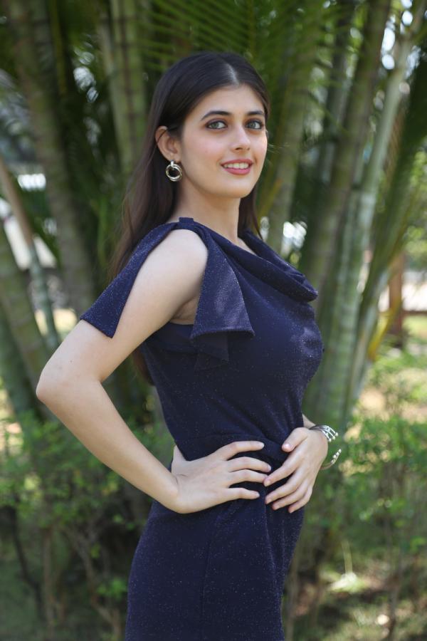 urvi-singh-stills-8.jpg