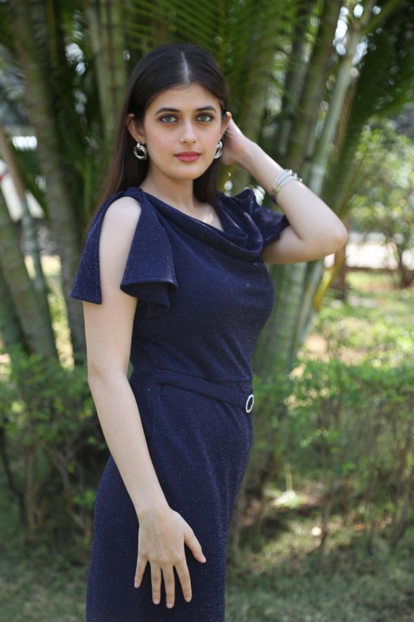 urvi-singh-stills-9.jpg