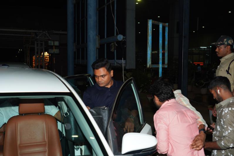 vaarasudu-movie-blockbuster-celebrations-in-vizag-6.jpg
