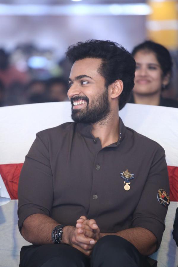 vaishnavtej-stills-10.jpg