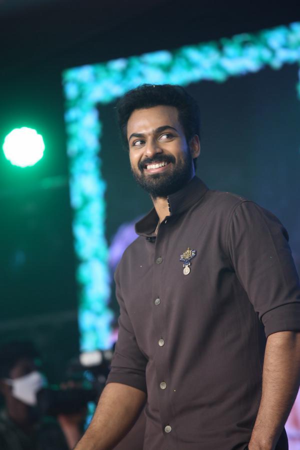 vaishnavtej-stills-15.jpg
