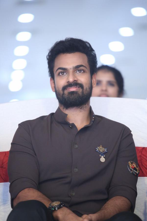 vaishnavtej-stills-9.jpg