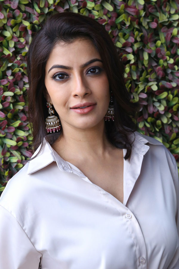 varalaxmi-sarathkumar-stills-2.jpg