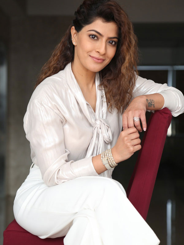 varalaxmi-stills-10.jpg
