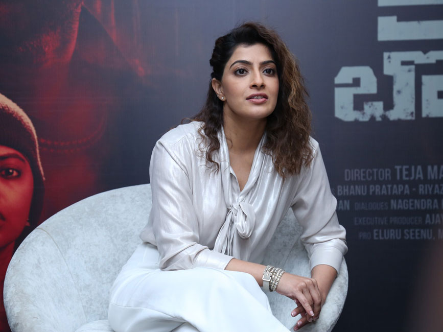 varalaxmi-stills-14.jpg