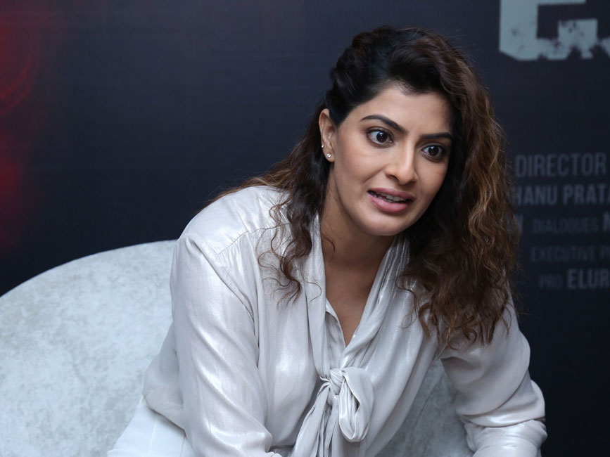 varalaxmi-stills-15.jpg