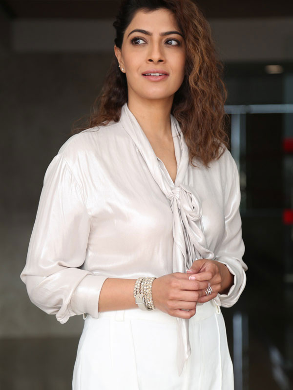 varalaxmi-stills-6.jpg