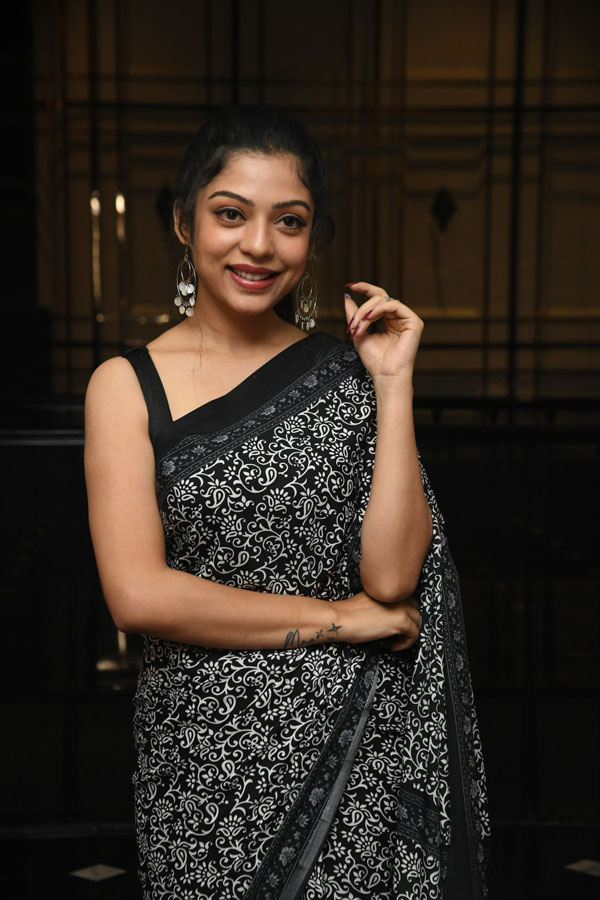 varsha-bollamma-stills-4-4.jpg