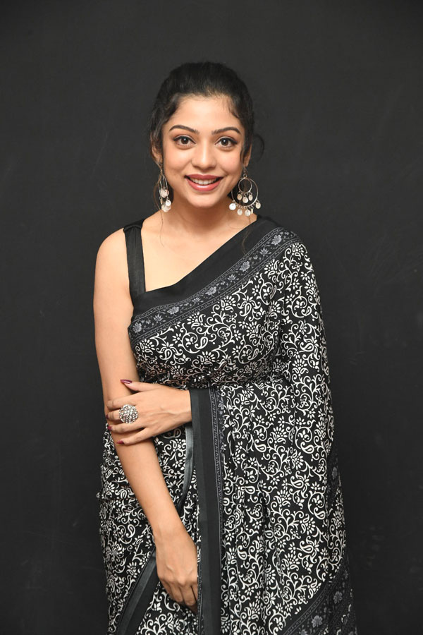 varsha-bollamma-stills-4-8.jpg