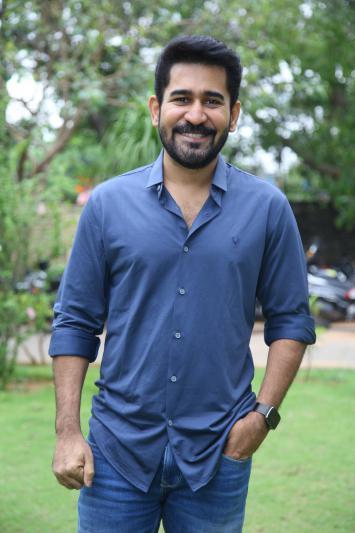 vijay-antony-stills-3.jpg