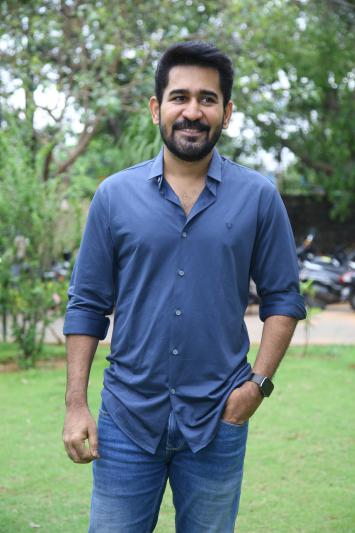 vijay-antony-stills-4.jpg