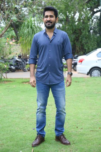 vijay-antony-stills-8.jpg
