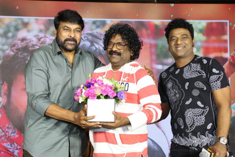 waltair-veerayya-team-felicitates-chandrabose-4.jpg