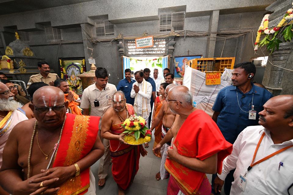 KCR Inspecting Yadadri Temple Works